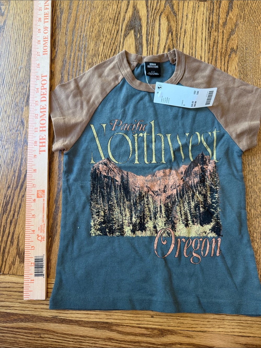 Urban Outfitters Green and Brown Pacific Northwest Oregon Raglan Tee small
